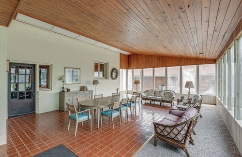 Lawrenceburg House | Walk to Lawrenceburg Square: Home for Large Groups