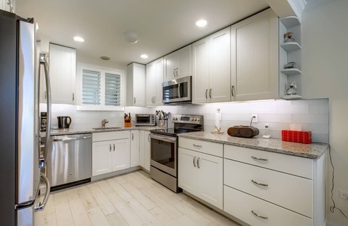 Saint Armands Key Condo | Walk to Lido Beach, Walk to Armand Cir with Dining & Shopping, WiFi, Xfinity, 2TV's, Heated Pool/Spa