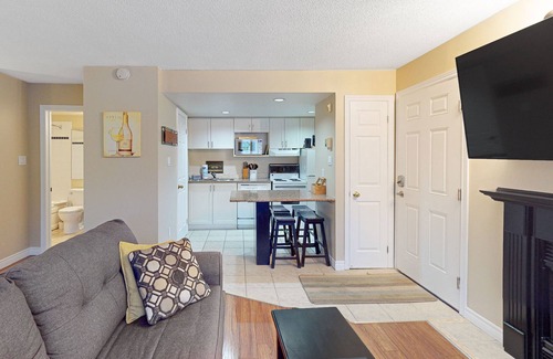Craigleith Apartment | Walk to lifts Updated studio w/fireplace & shared pool & tennis