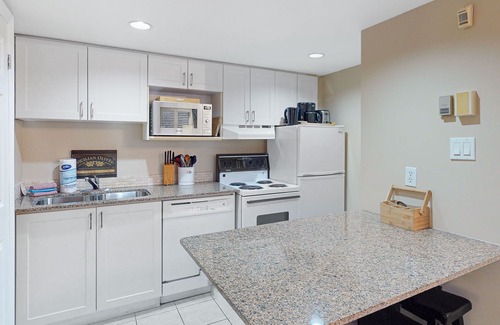 Craigleith Apartment | Walk to lifts Updated studio w/fireplace & shared pool & tennis