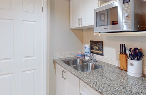 Craigleith Apartment | Walk to lifts Updated studio w/fireplace & shared pool & tennis