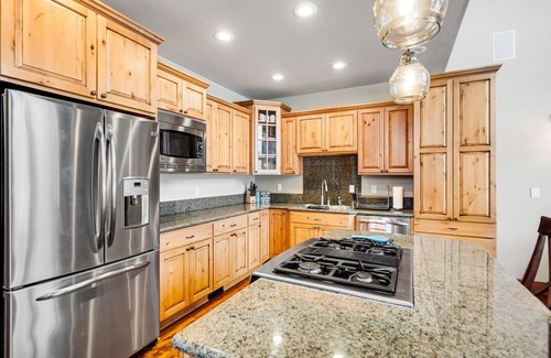 Snoqualmie Pass Cabin | Walk-to-lifts chalet with hot tub, mountain views, & fire pit - dog-friendly