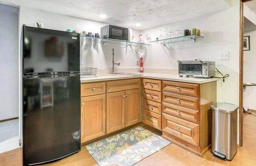 Carbondale House | Walk to Main St: Carbondale Apt w/Shared Patio