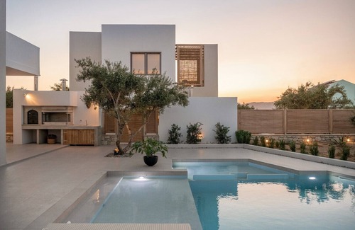 Tavronitis Villa | Walk to Market & Taverna★500mt to the beach★Lux villa★Outdoor Jacuzzi★BBQ & Wifi