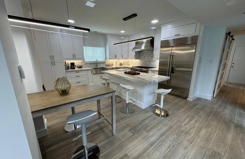 Southgate House | Walk to Med Center PRIVATE POOL! 5 bedrooms, 3.5 baths renovated fully furnished