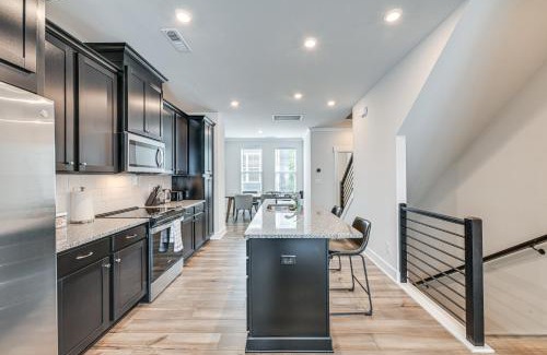 Charlotte House | Walk to Music Factory Townhome with Rooftop Deck!