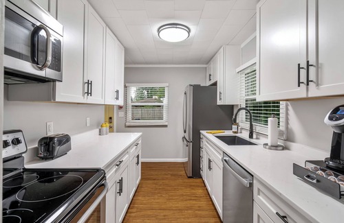 Harters Heights House | Walk to ND and Eddy Street, ProCleaned/Comfy/Updated