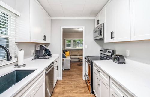 Harters Heights House | Walk to ND and Eddy Street, ProCleaned/Comfy/Updated