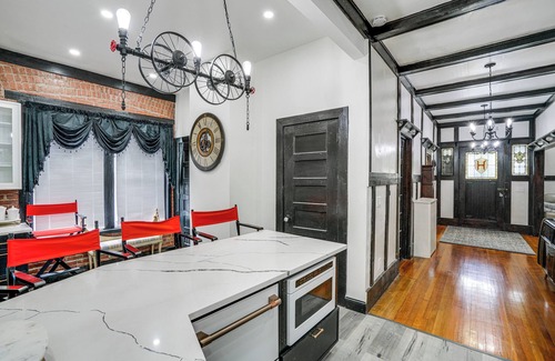 Stockade Historic District Apartment | Walk to Nott Memorial: Studious Retreat Near Eats