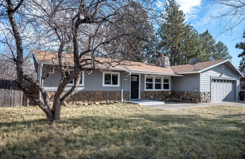 Larkspur House | Walk to Old Mill- Remodeled cozy house to get away