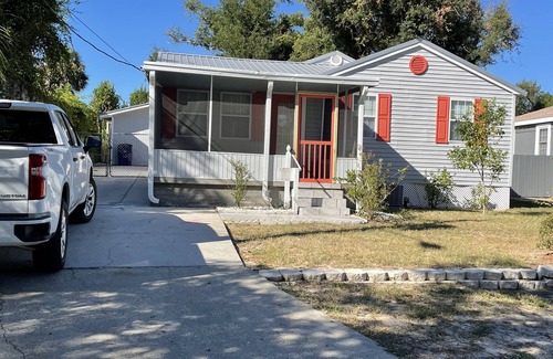Lakeside House | Walk to Old St Andrews from cozy bungalow on Lake Huntington: The Crow’s Nest