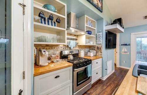 Bayside Cottage | Walk to Pier: Bayside Getaway w/Screened Balcony
