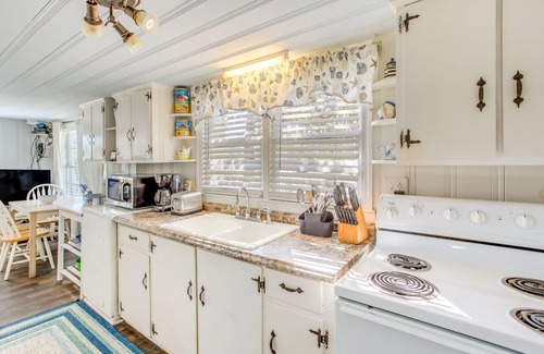 Downtown Myrtle Beach Cottage | Walk to Pier: Coastal Gem w/Views in Myrtle Beach