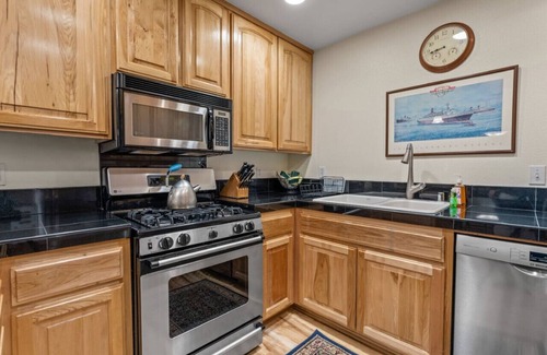 Olympic Valley Apartment | Walk to River & Park | Mins to Palisades & Tahoe