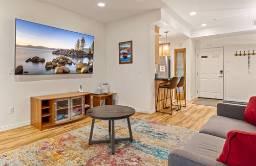 Olympic Valley Apartment | Walk to River & Park | Mins to Palisades & Tahoe