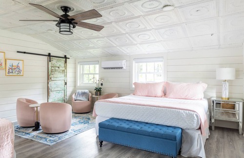 Round Top House | Walk to Round Top's best food, bars, and shops! Relax by the pool & fire pit. Kobza Cottage