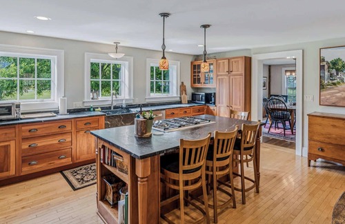 South Pomfret House | Walk to S6! Pool Table/Fireplace - Saskadena Lodge