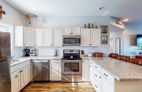 Sand Point Condo | Walk to Sandfest, Shared Pools, Boardwalk to Beach