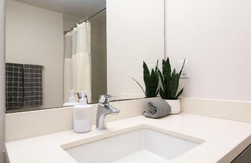 Downtown Apartment | Walk to Santa Monica Beach Pier Boardwalk Venice