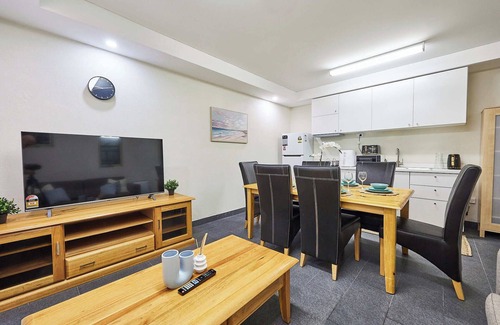 Scarborough House | Walk to Scarborough Beach