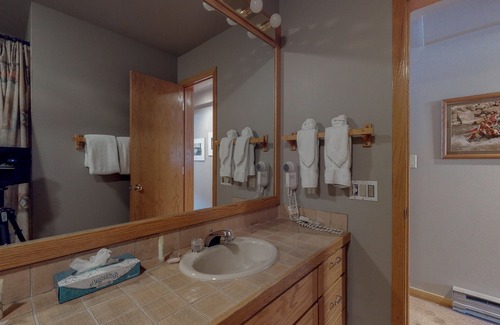 Mountain House Condo | Walk-to-slopes condo with fireplace - near shopping