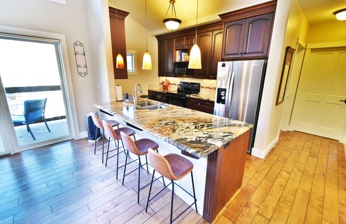Keystone Condo | WALK to slopes! n3BR, family friendly, pool/hot tub, heated parking, sleeps 8!n