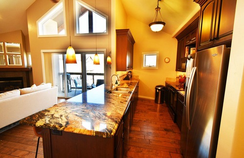 Keystone Condo | WALK to slopes! n3BR, family friendly, pool/hot tub, heated parking, sleeps 8!n