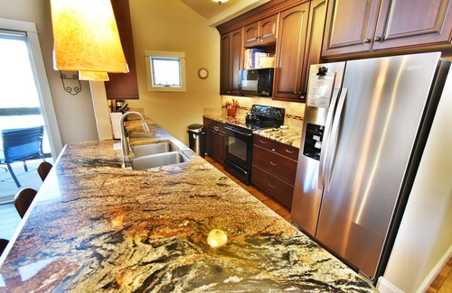 Keystone Condo | WALK to slopes! n3BR, family friendly, pool/hot tub, heated parking, sleeps 8!n