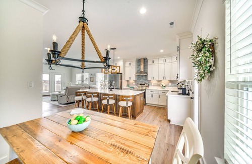 Birdsnest House | Walk to Smith Beach: Spacious Home w/Hot Tub
