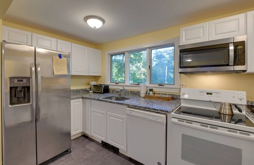 Sorrento Apartment | Walk to Sorrento Town Dock: Pet-Friendly Apartment