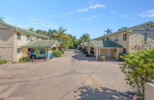 North Ward Apartment | Walk to Strand sleeps 4 - 2 Bedroom 1.5 Bathroom -