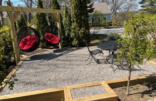 South Orleans Condo | Walk to the beach at Little Pleasant Bay from this newly decorated cottage!