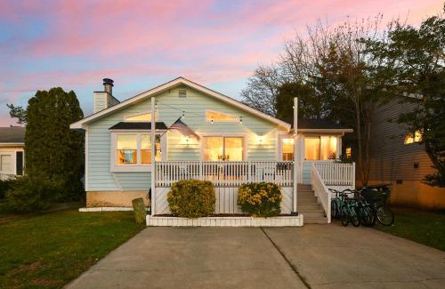 Caine Woods Villa | Walk to the Beach at the Blue House! EV Cgr, Pets!