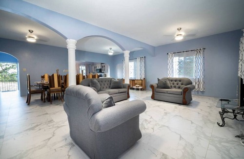 Runaway Bay Apartment | Walk to the Beach! Huge Dining Table - Botanic
