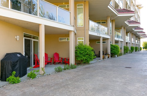 North End Condo | Walk to the beach in moments!