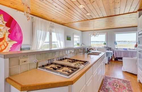 Biddeford Pool Apartment | Walk to the Beach: Pet-Friendly Gem in Biddeford!