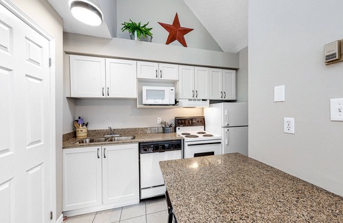 Craigleith House | Walk to the Lift Renovated Loft w/Free WiFi, Shared Pool, & Tennis