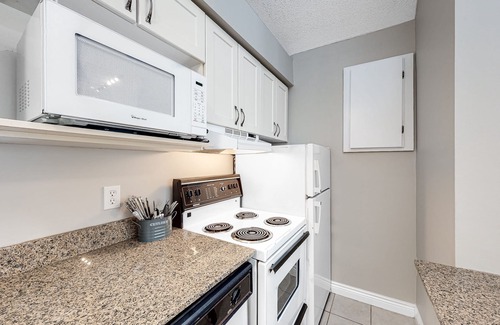 Craigleith House | Walk to the Lift Renovated Loft w/Free WiFi, Shared Pool, & Tennis