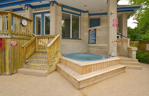 Craigleith House | Walk to the Lift Renovated Loft w/Free WiFi, Shared Pool, & Tennis