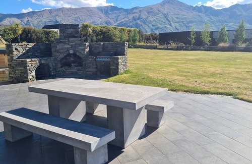 Wanaka House | Walk to the lake at Peninsula Bay Wanaka