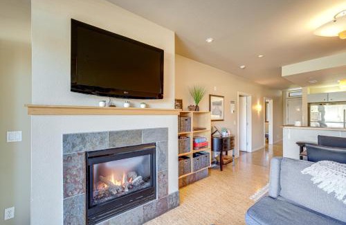 Chelan Apartment | Walk to the Lake Chelan Condo with Mtn Views!