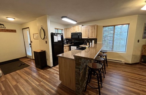 Jefferson Township House | 🏊‍♂️ Walk to the Pool, 🌲 Relax in the Trees – Your Summer Escape Awaits! ☀️