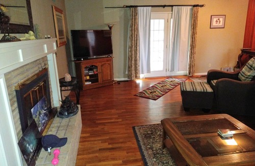 Baker City House | WALK TO THE SHRINE GAME!!! Private Deck, Grill, High Speed Wifi, Sauna,