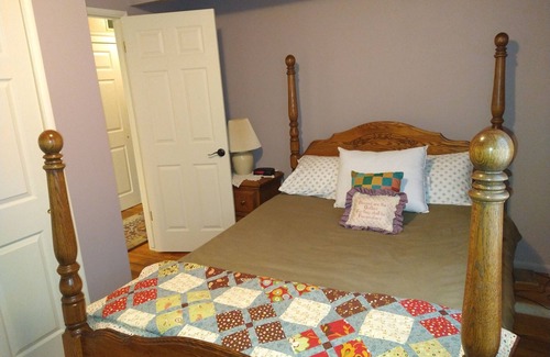 Baker City House | WALK TO THE SHRINE GAME!!! Private Deck, Grill, High Speed Wifi, Sauna,