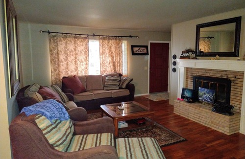 Baker City House | WALK TO THE SHRINE GAME!!! Private Deck, Grill, High Speed Wifi, Sauna,