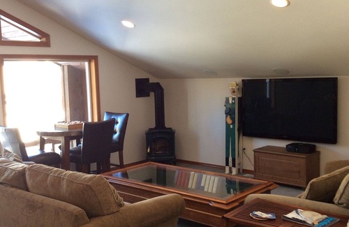 Snoqualmie Pass House | Walk to the ski lifts at the summit!