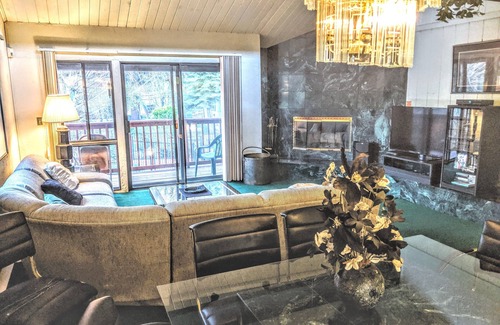 Big Bear Lake Condo | Walk to the Slopes from This Bright & Airy Townhouse!