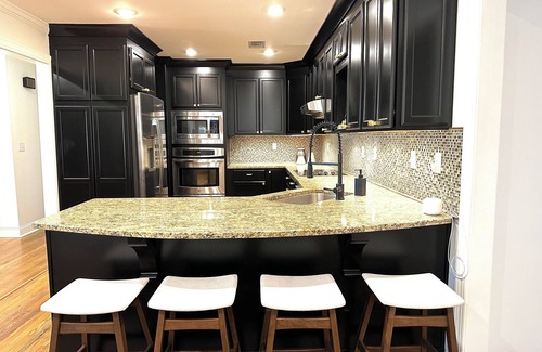 Oxford House | Walk to the Square and the Ole Miss Campus! 3 Kings with Ensuite Bathrooms!