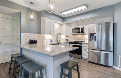Lake Ozark Condo | Walk to The Strip! Great Cove Water for Lake Fun