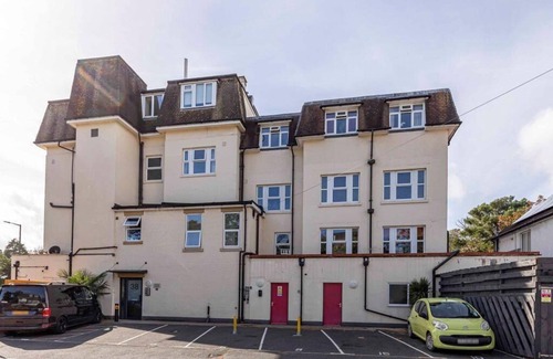 Bournemouth Apartment | WALK TO TOWN CENTRE and SANDY BEACHES with USE OF BEACH HUT -FM6114